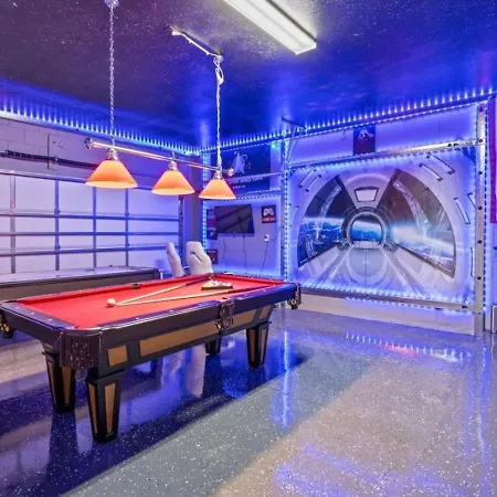 545) Massive 6 Bedroom With King Beds